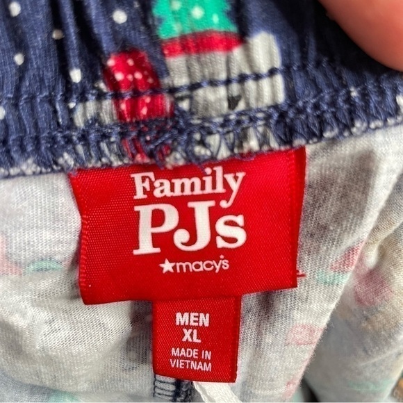 FAMILY PAJAMAS
BMatching Men's Bah Humbug Novelty Family Pajama Set - Picture 8 of 10